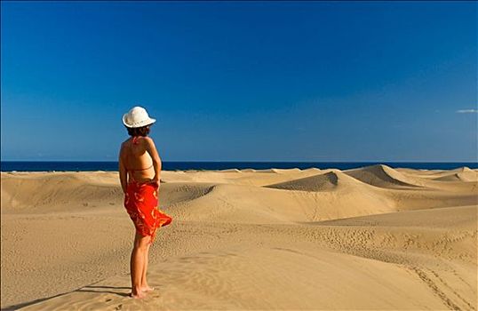 女人,站立,沙丘,看,海洋,大卡纳利岛,西班牙,后视图