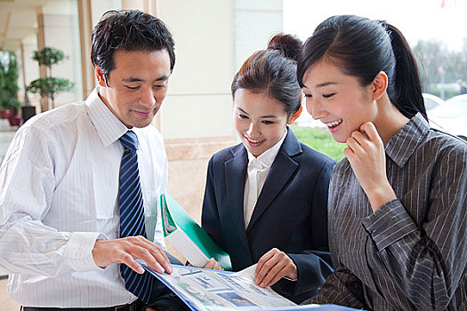 商務人士看文件討論