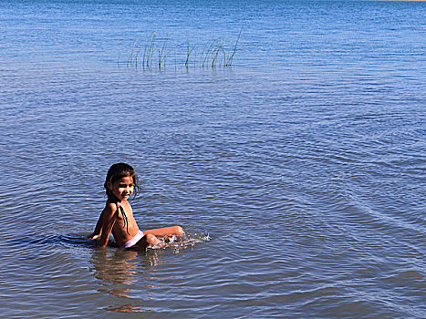 苏丹达湖戏水的小孩