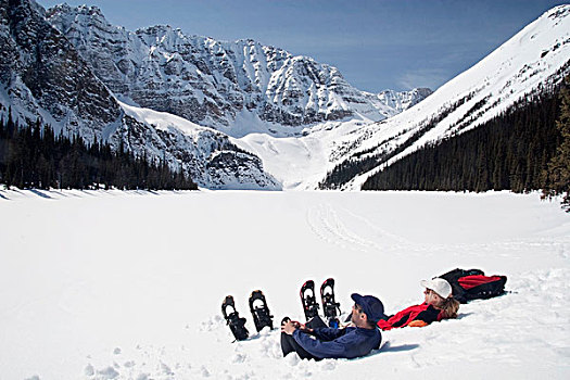 伴侣,雪鞋,坐,湖,班芙国家公园,艾伯塔省,加拿大