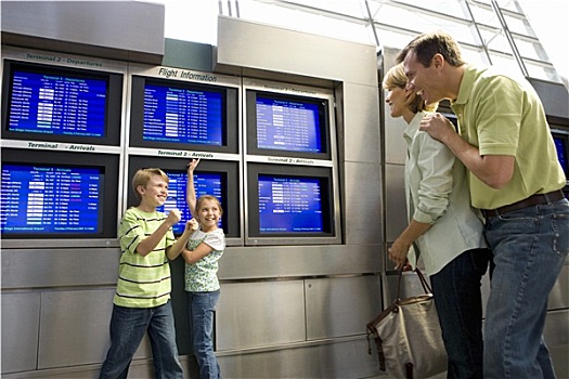 父母,看,兴奋,孩子,7-10岁,指点,航班时刻,显示屏,机场,候机楼