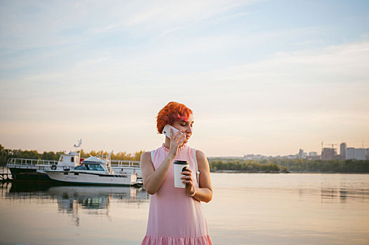 女孩,苍白,粉红裙,红发,背包,走,河岸,通电话,喝咖啡,纸板,杯子,背景,泊船,温暖,夏天