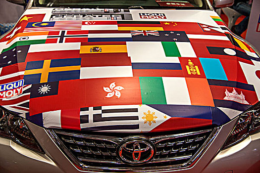 2013重庆汽车展丰田汽车引擎盖上的万国旗