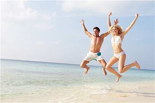 情侣,跳跃,空中,热带沙滩