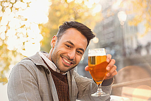 头像,微笑,男青年,喝,啤酒,秋天,街边咖啡厅