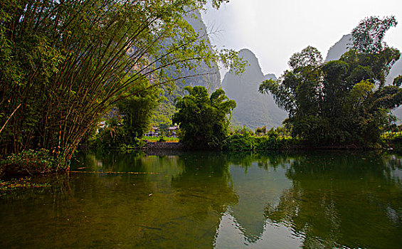 广西桂林阳朔遇龙河漂流美景