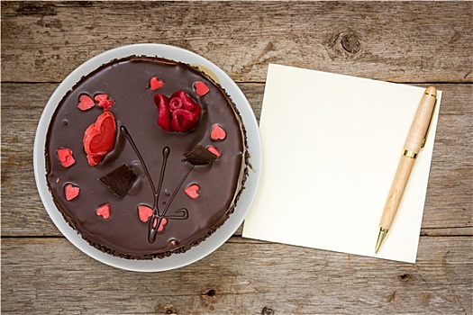 巧克力蛋糕,便签纸,笔