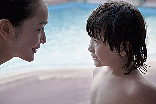 微笑,母亲,儿子,面对面,游泳池