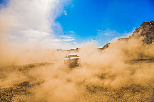 新疆,罗布泊,雅丹地貌,沙漠,车辆,灰尘,蓝天,白云