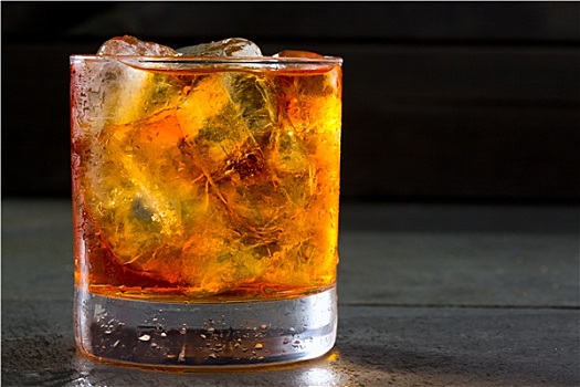 威士忌,威士忌酒,岩石上,玻璃杯