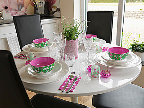 餐具摆放,彩色,碗,圆,桌子,黑色,椅子