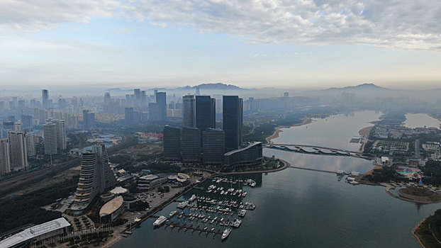 山东省日照市,一场大雨让城市更加洁净,晨雾里的建筑与山海相映成趣