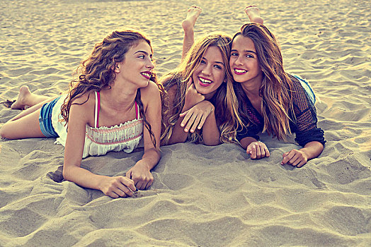 好友,女孩,日落,海滩,沙子,微笑,高兴,一起