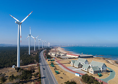 山东威海沿海大道一字排开风力发电机风景