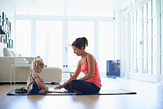 中年,母亲,幼儿,女儿,练习,瑜珈,客厅