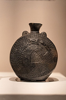 秘鲁西坎国家博物馆藏西坎文化绘有猫吃人神话的陶瓶
