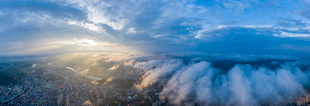 广西梧州,云雾缥缈景如画