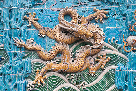 北京北海公园九龙壁上的浮雕