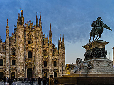 骑马雕像,米兰,大教堂