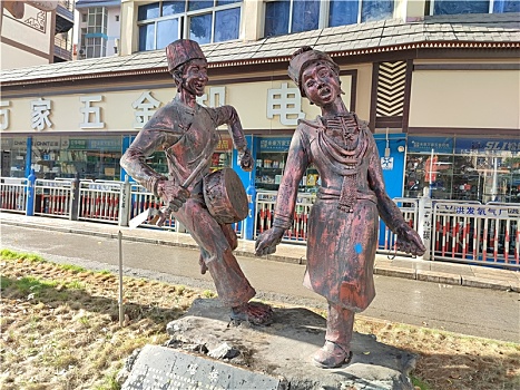瑶族歌舞雕像