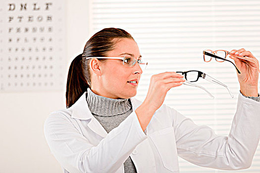 光学设备,医生,女人,近视镜,视力表