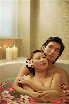 伴侣,搂抱,浴缸,花,漂浮