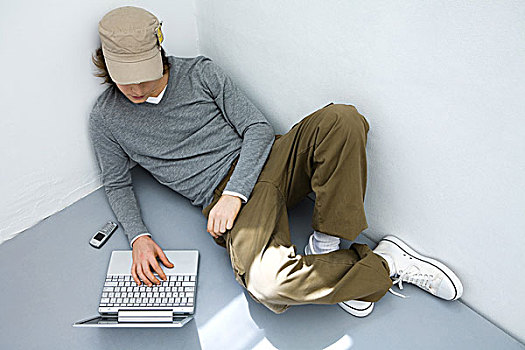 男青年,坐,地面,使用笔记本,电脑,俯拍