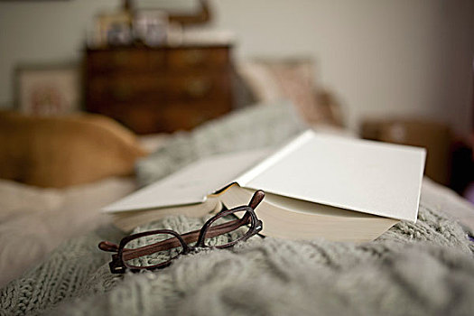 读,眼镜,书本,床