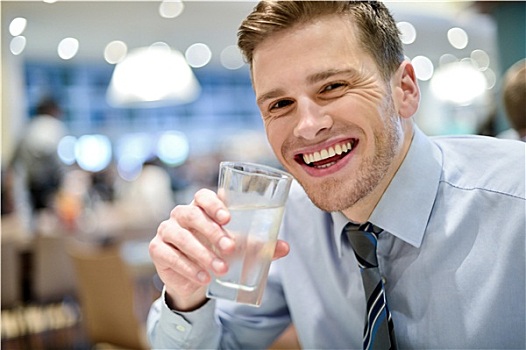 微笑,男青年,饮用水,餐馆