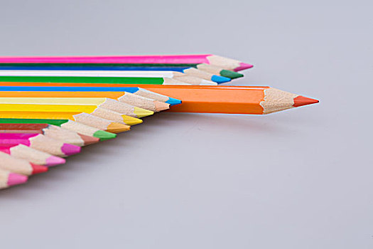 一支突出的彩色铅笔