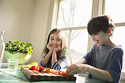 两个孩子,坐,桌子,男孩,刀,切,柿子椒,切菜板