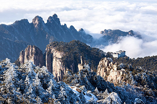 中国安徽黄山风景区,冬日雪后奇峰怪石林立,云雾飘渺宛若仙境
