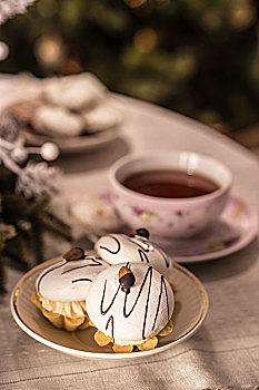 茶杯,蛋糕,桌上,正面,圣诞树