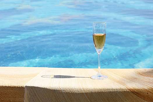 泳池边,香槟