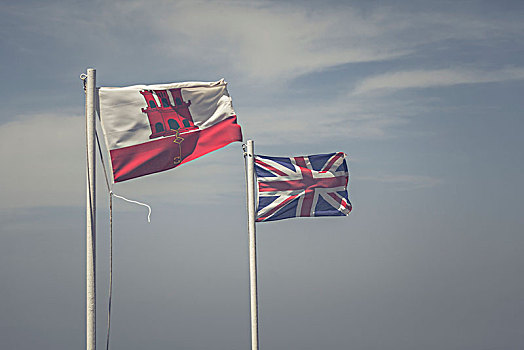 两个,旗帜,英国国旗,直布罗陀,吹,并排,风,蓝天
