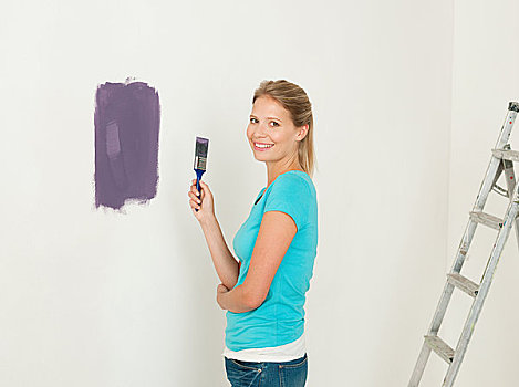 女青年,上油漆,墙壁