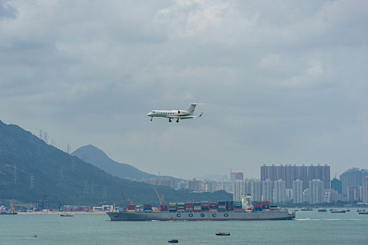 一架美国湾流航天生产的私人飞机正降落在香港国际机场