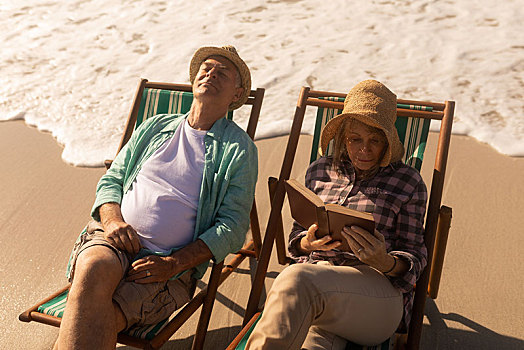 老年,女人,读,书本,老人,放松,沙滩椅,海滩