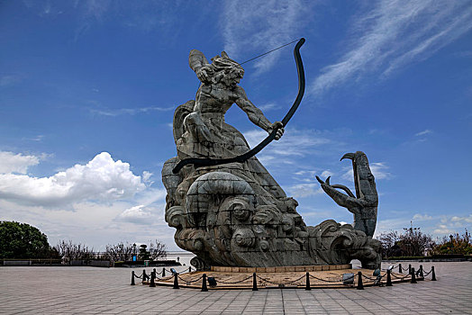 湖南岳阳市巴陵广场,后羿斩巴蛇,雕塑