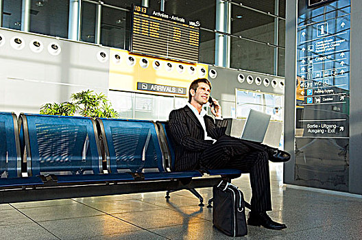 商务人士,笔记本电脑,交谈,手机,机场休息室