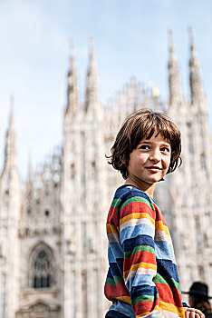 男孩,头像,看,上方,肩部,米兰,大教堂广场,伦巴第,意大利