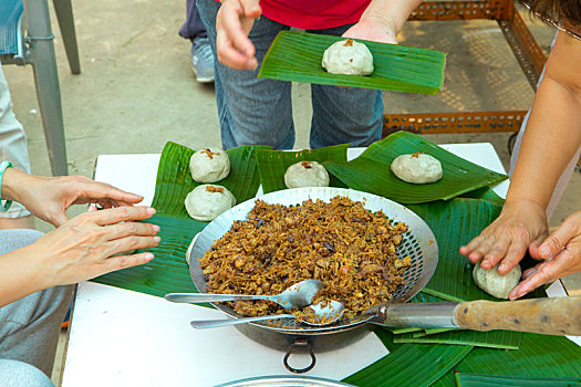 手工制作清明节祭拜祖先的供品草仔粿