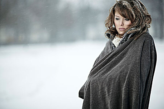 年轻,女人,雪,包着,雨披