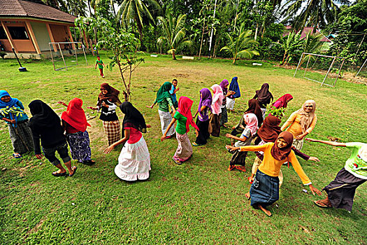 indonesia,sumatra,banda,aceh,adolescents,dancing,in,school,yard