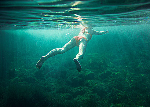 水下视角,中年,女人,游泳,米诺卡岛,巴利阿里群岛,西班牙
