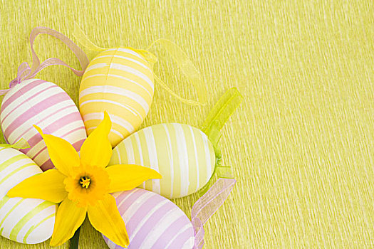 黄花,复活节彩蛋,绿色背景