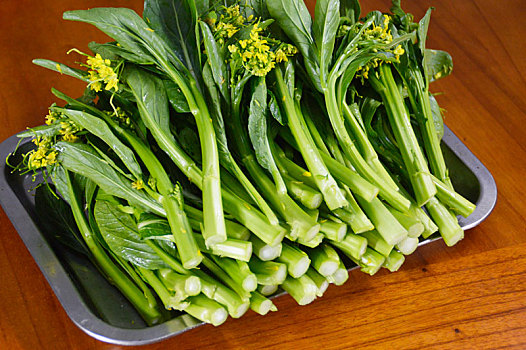 蔬菜蔬菜绿色蔬菜篮子里的新鲜青菜蔬菜蔬菜绿色蔬菜木板上的一堆菜小