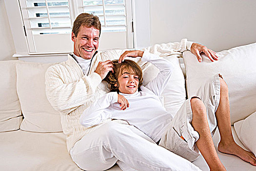 父子,放松,在家,白色背景,客厅,沙发