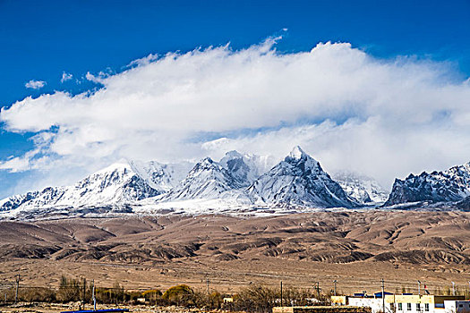 新疆,雪山,民居,蓝天
