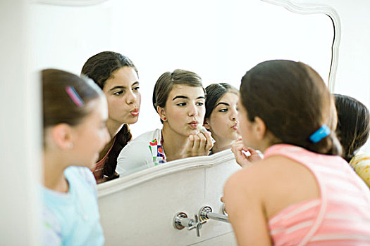 美女,朋友,看,镜子,涂抹,化妆